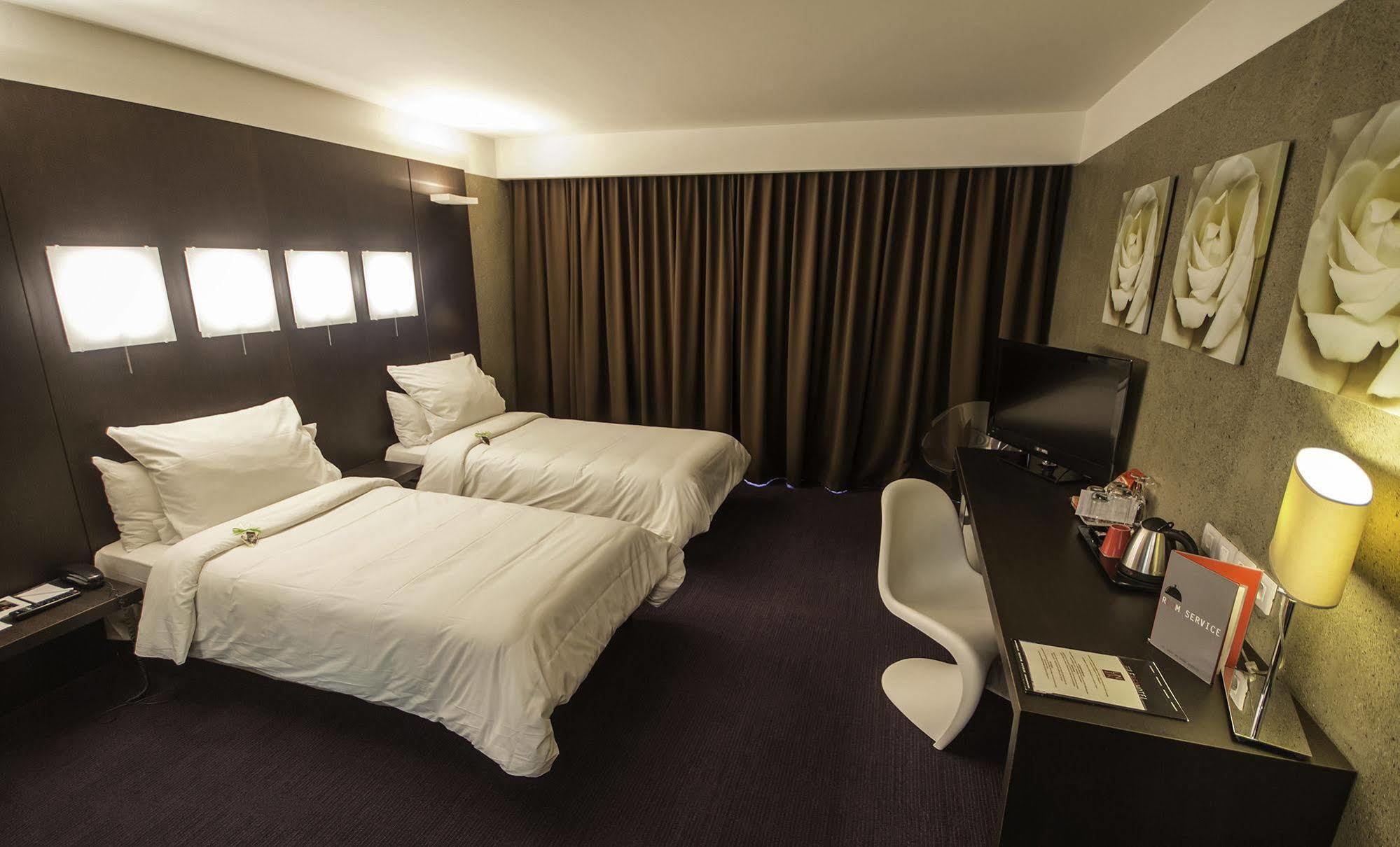Le Rex Hotel Tarbes Exteriör bild